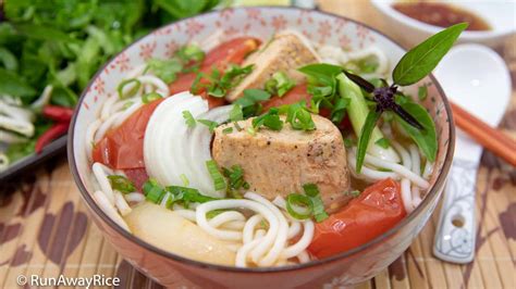  Bún Cá (Fish Noodle Soup)! A Symphony of Refreshing Broth and Delicate Fish Flavors